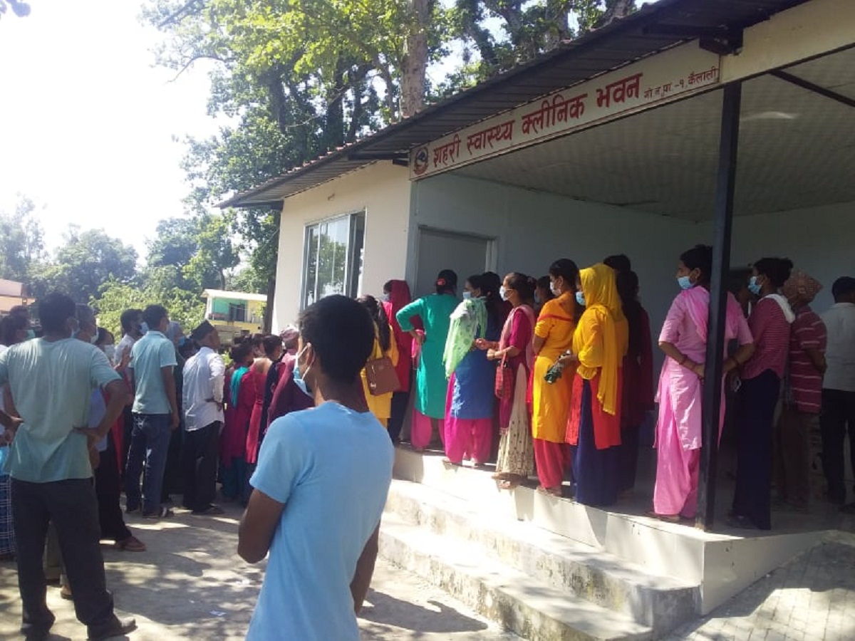 गोदावरीमा कोरोनाको खोप लगाउनेहरुको भिड , २ दिनमा झण्डै ५ हजारले खोप लगाए