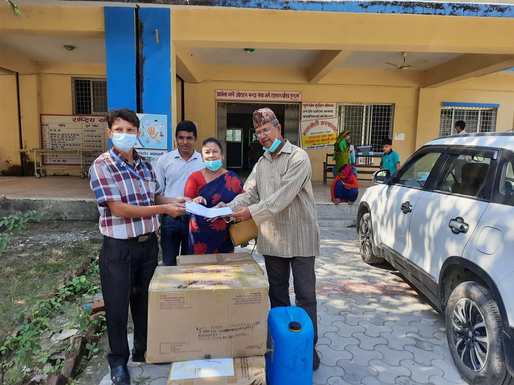 प्रधानमन्त्री देउवाकी पत्नी डा. आरजु देउवाले दिइन् मालाखेती अस्पताललाई ७ लाख बराबरका स्वास्थ्य सामग्रीहरु