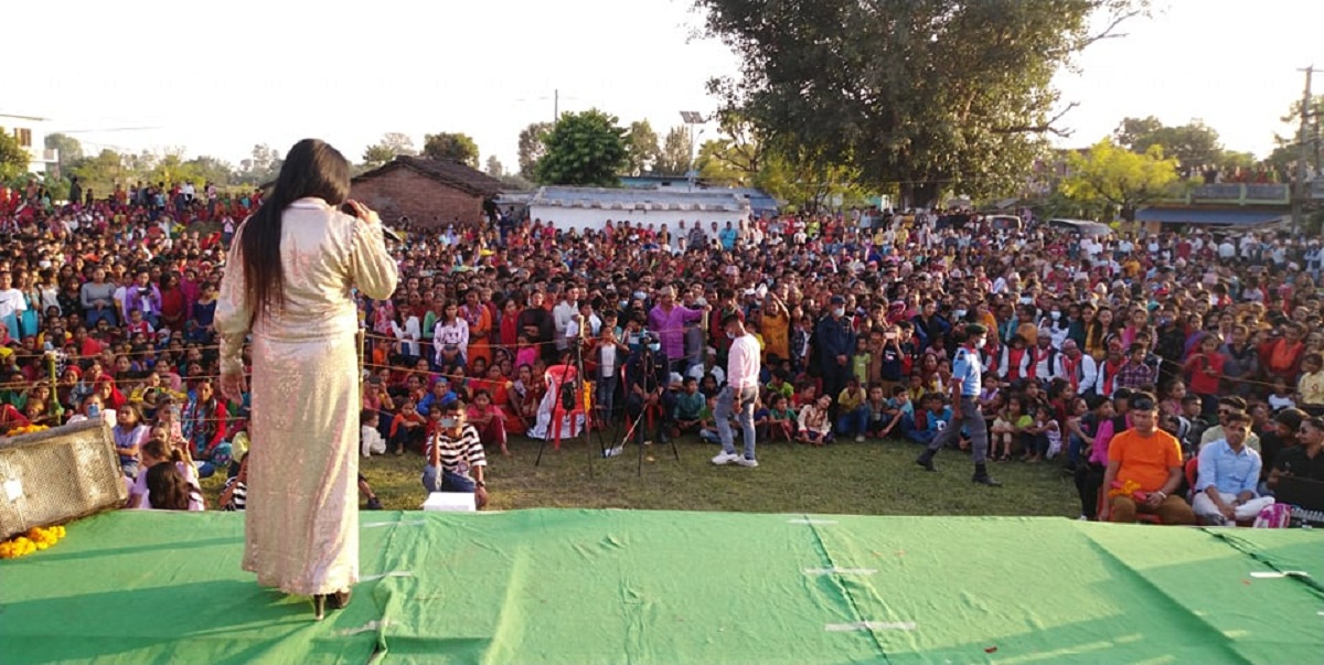 राष्ट्रिय कलाकारहरुसंग झुमे लालपुरबासी