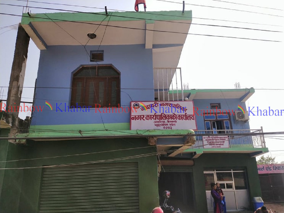 गोदावरीका जनप्रतिनिधि नियम विपरित दोहोरो संचार सुबिधा लिदै