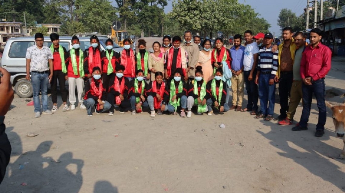 राष्ट्रिय लिग खेलेर फर्किएको महिला फुटबल टिमलाई अत्तरियामा भब्य स्वागत
