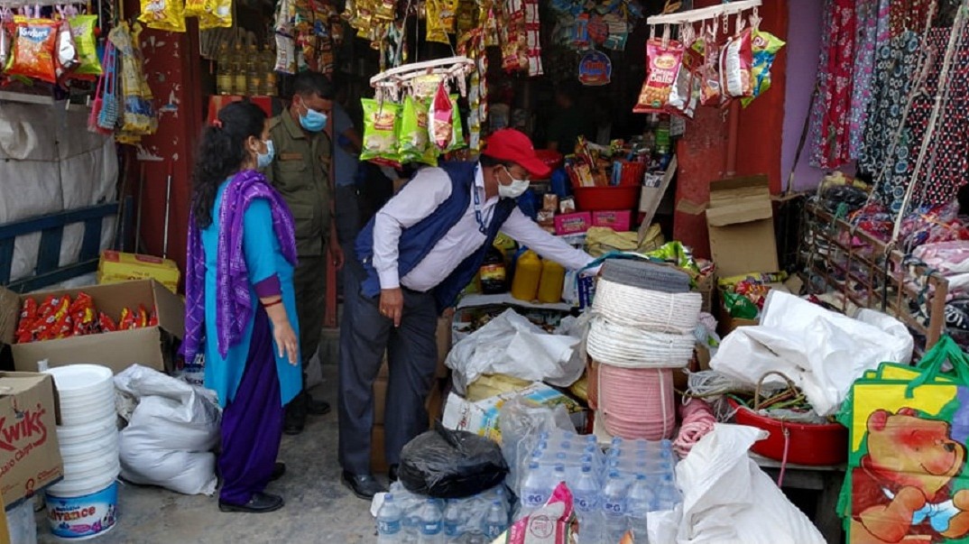 तिहारको मुखैमा अत्तरिया बजारमा अनुगमन