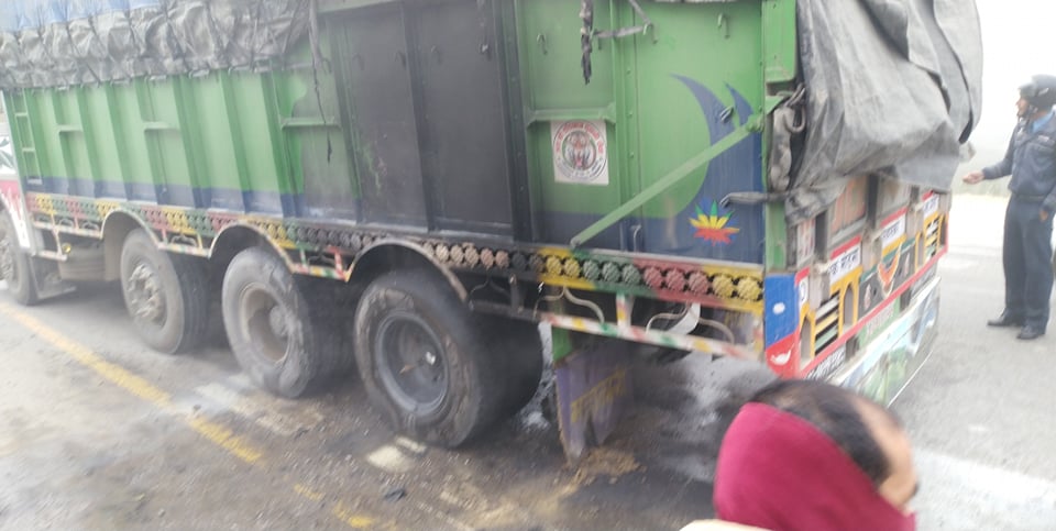 अत्तरियामा गुडिरहेको ट्रकमा आगालागी , ठूलो क्षति हुनवाट जोगियो