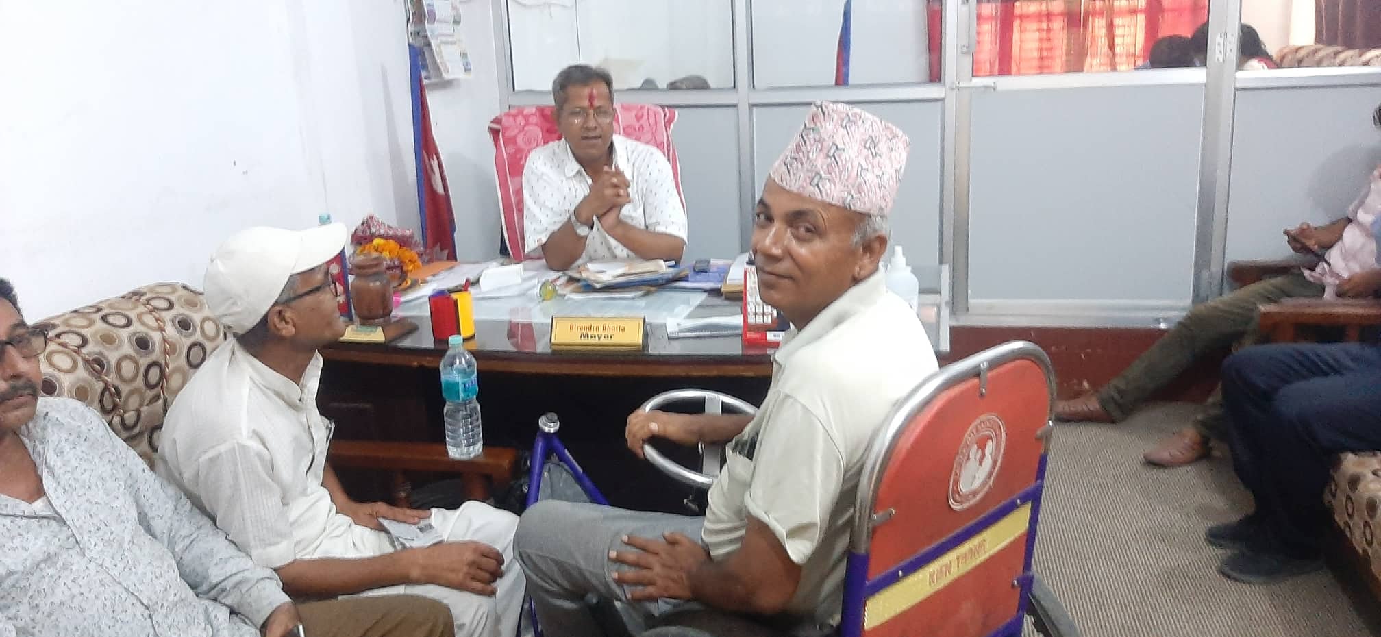 नगरप्रमुख भट्ट भुईतलामा बस्दा अपाङ्गता भएका ब्यक्तिहरुलाई सहज